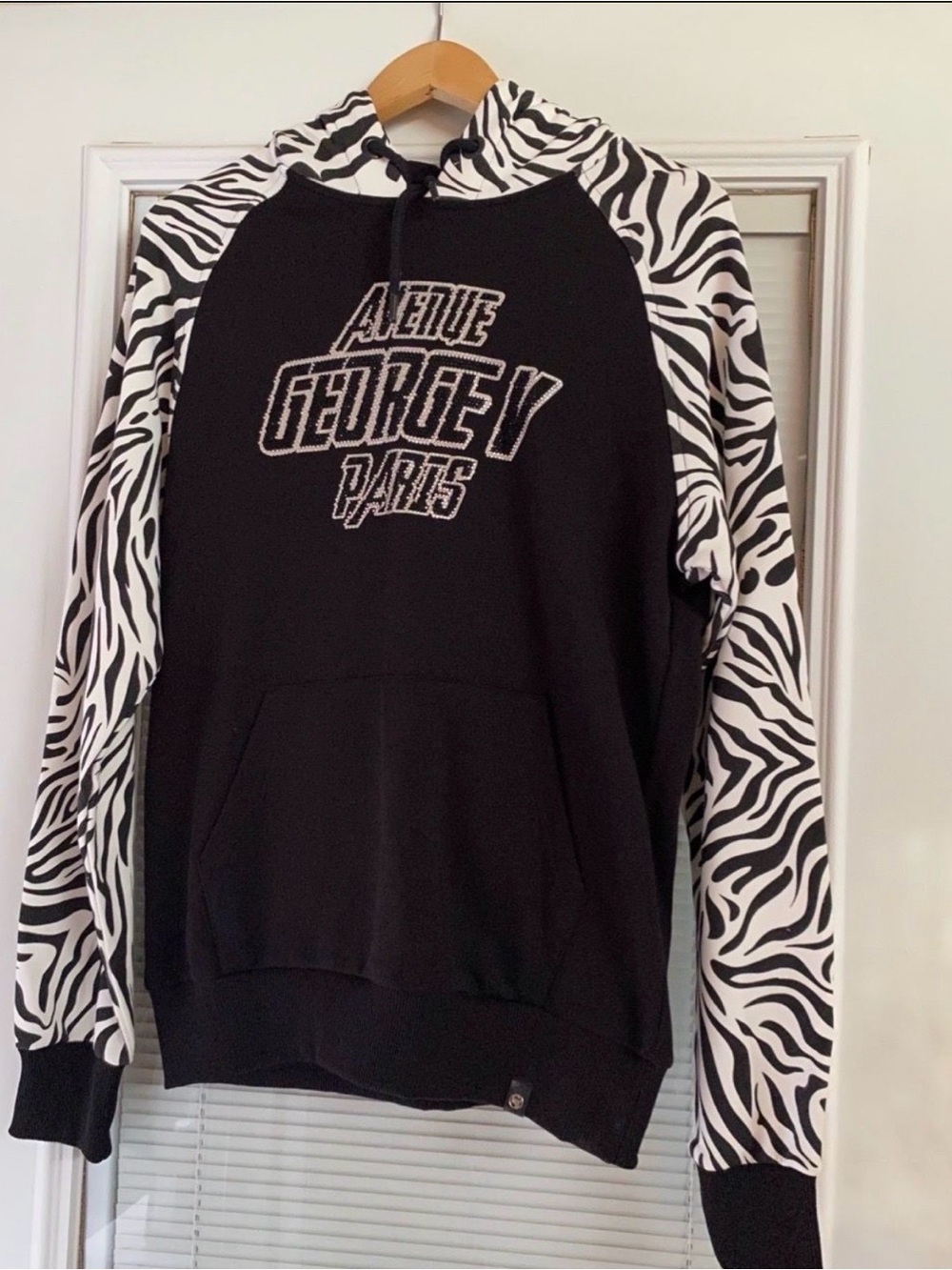 Avenue George V Paris Men’s M Black Zebra Print Hoodie Rhinestone Logo
